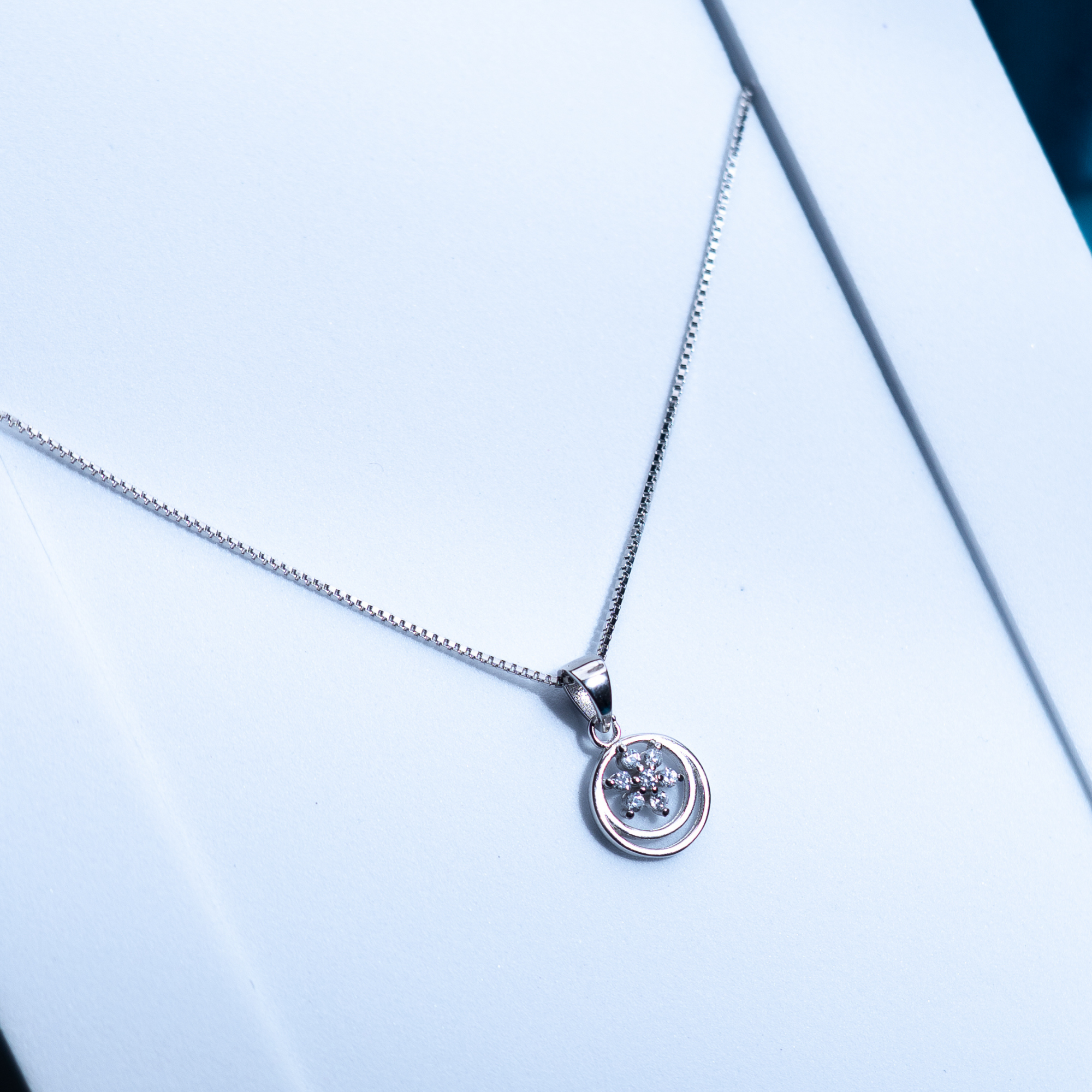 Floral Shape Chain Pendant